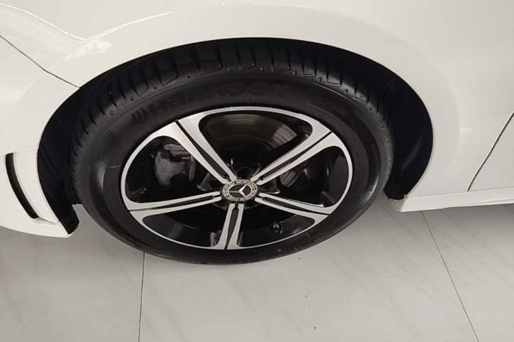 Used Mercedes-Benz A-Class 2022 Revised Version A 200 L Sport Sedan Fashionable Style Left Front Wheel Hub