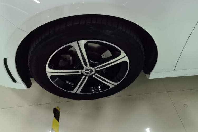 Used Mercedes-Benz A-Class 2022 Revised Version A 200 L Sport Sedan Fashionable Style Left Front Wheel Hub