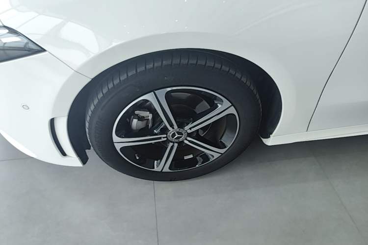 Used Mercedes-Benz A-Class 2022 Revised Version A 200 L Sport Sedan Fashionable Style Left Front Wheel Hub
