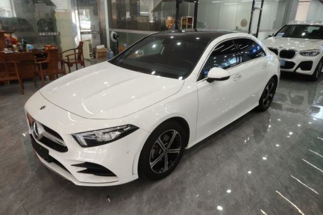 Ojetý Mercedes-Benz A-Class 2022 Restyled A 200 L Sport Sedan Dynamic Version