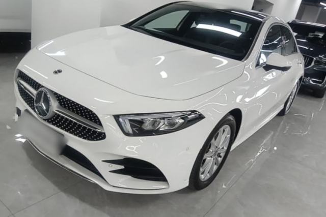Ojetý Mercedes-Benz A-Class 2022 Restyled A 200 L Sport Sedan Dynamic Version