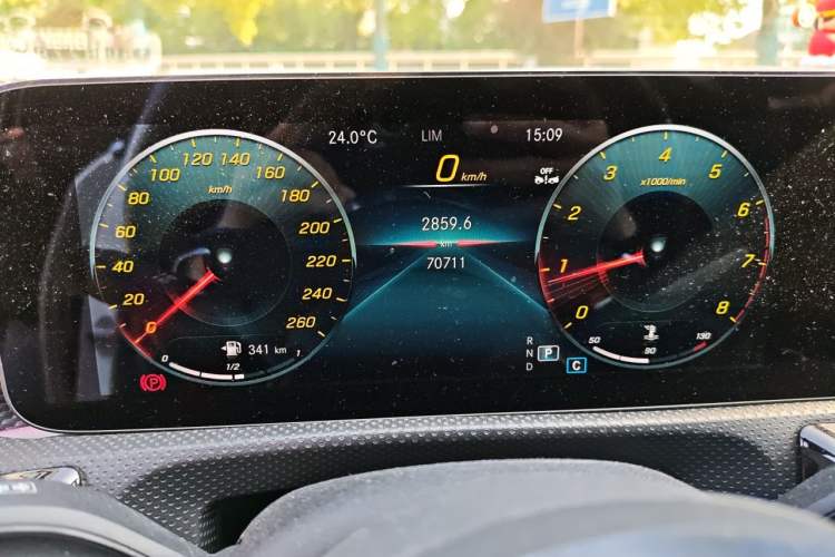 Used Mercedes-Benz A-Class 2022 Revised Version A 200 L Sport Sedan Fashionable Style Odometer Close Up