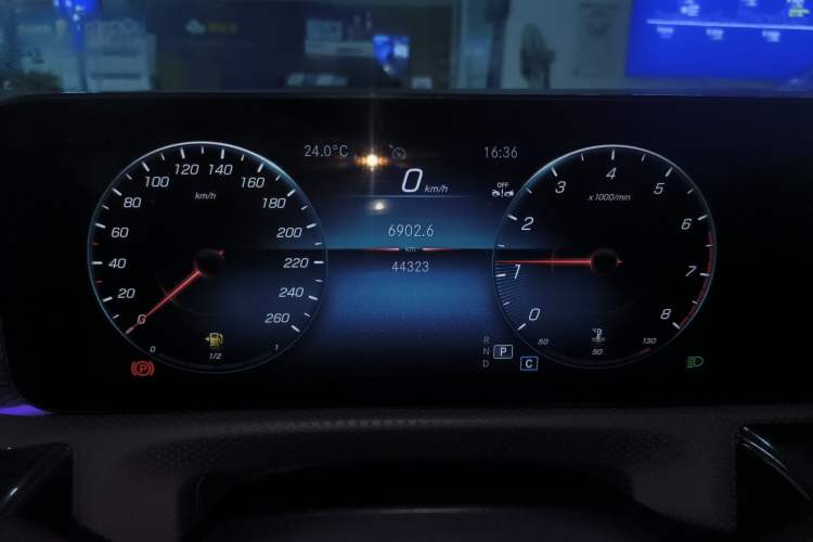 Used Mercedes-Benz A-Class 2022 Revised Version A 200 L Sport Sedan Fashionable Style Odometer Close Up