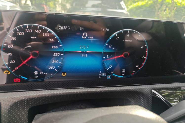 Used Mercedes-Benz A-Class 2022 Second Facelift A 200 L Sport Sedan Fashion Version Odometer Close Up