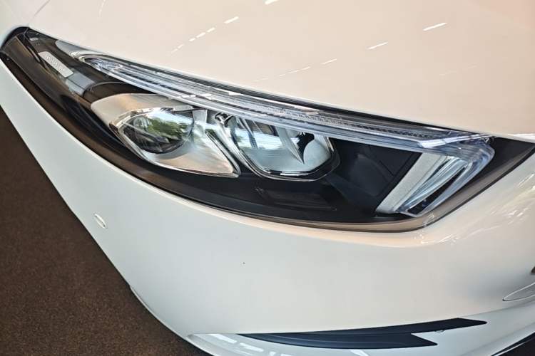 Used Mercedes-Benz A-Class 2022 Revised Version A 200 L Sport Sedan Fashionable Style Right Front Headlight