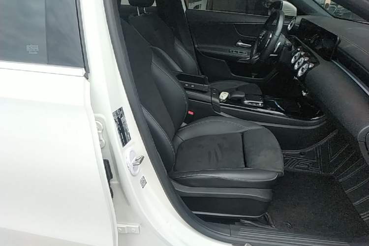 Used Mercedes-Benz A-Class 2022 Revised Version A 200 L Sport Sedan Fashionable Style Right Front Seat