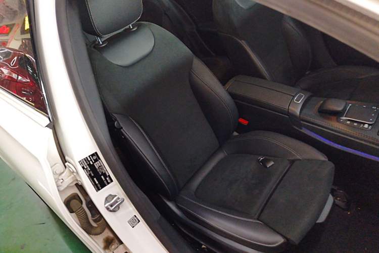 Used Mercedes-Benz A-Class 2022 Revised Version A 200 L Sport Sedan Fashionable Style Right Front Seat