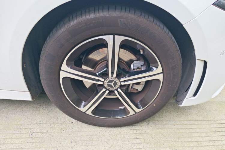Used Mercedes-Benz A-Class 2022 Revised Version A 200 L Sport Sedan Fashionable Style Right Front Wheel Hub