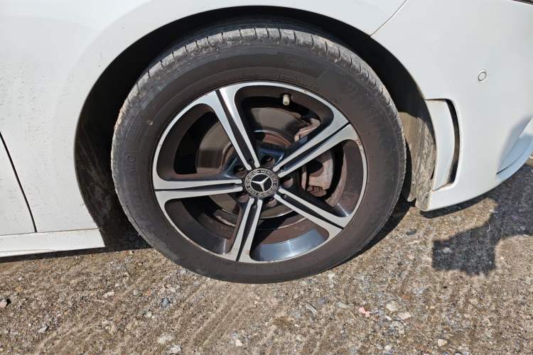 Used Mercedes-Benz A-Class 2022 Revised Version A 200 L Sport Sedan Fashionable Style Right Front Wheel Hub