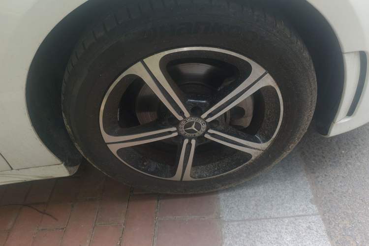 Used Mercedes-Benz A-Class 2022 Revised Version A 200 L Sport Sedan Fashionable Style Right Front Wheel Hub