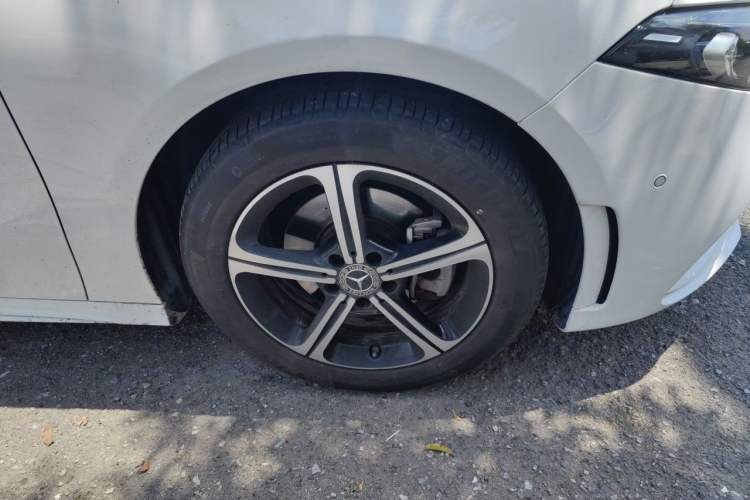 Used Mercedes-Benz A-Class 2022 Revised Version A 200 L Sport Sedan Fashionable Style Right Front Wheel Hub