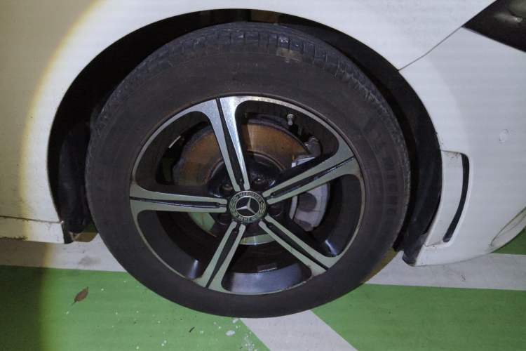 Used Mercedes-Benz A-Class 2022 Revised Version A 200 L Sport Sedan Fashionable Style Right Front Wheel Hub