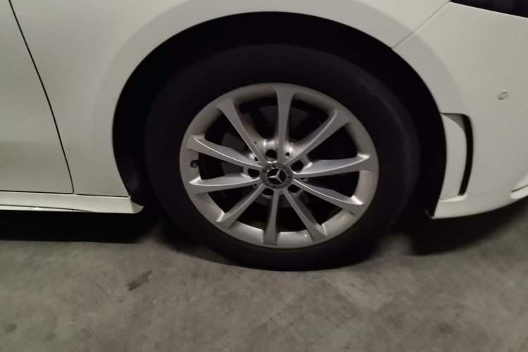 Used Mercedes-Benz A-Class 2022 Restyled A 200 L Sport Sedan Fashion Version Right Front Wheel Hub