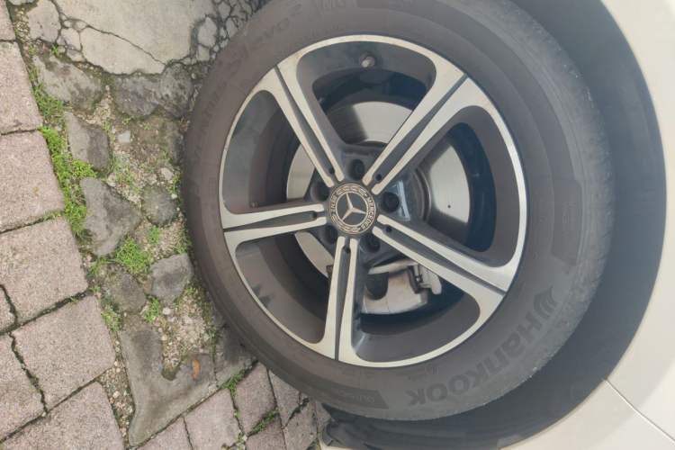Used Mercedes-Benz A-Class 2022 Revised Version A 200 L Sport Sedan Fashionable Style Right Front Wheel Hub