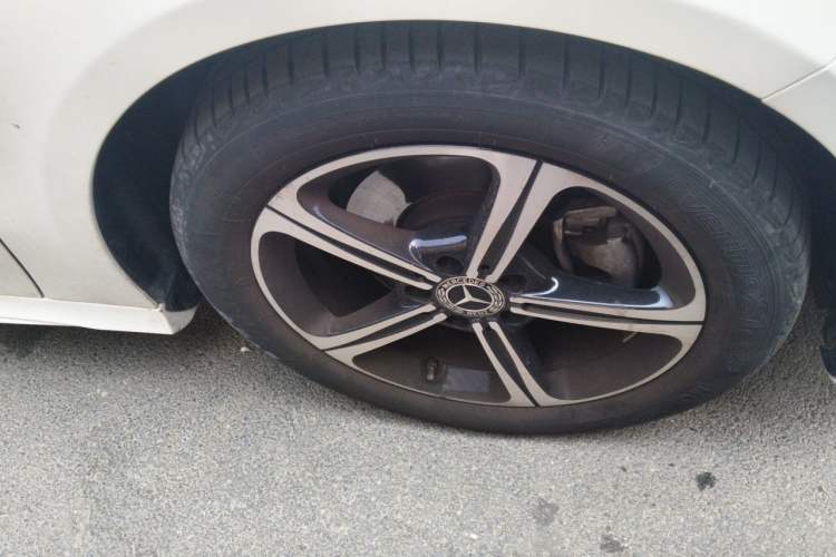 Used Mercedes-Benz A-Class 2022 Revised Version A 200 L Sport Sedan Fashionable Style Right Front Wheel Hub