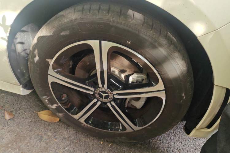 Used Mercedes-Benz A-Class 2022 Second Facelift A 200 L Sport Sedan Fashion Version Right Front Wheel Hub