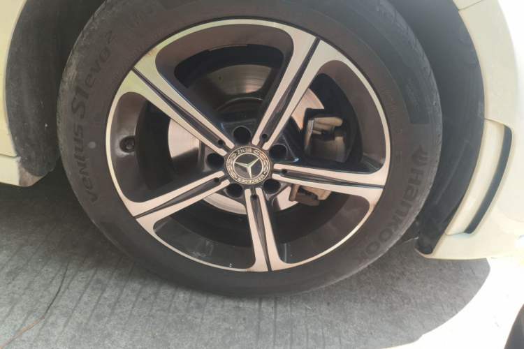 Used Mercedes-Benz A-Class 2022 Second Facelift A 200 L Sport Sedan Fashion Version Right Front Wheel Hub