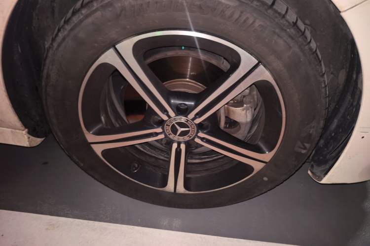 Used Mercedes-Benz A-Class 2022 Second Facelift A 200 L Sport Sedan Fashion Version Right Front Wheel Hub