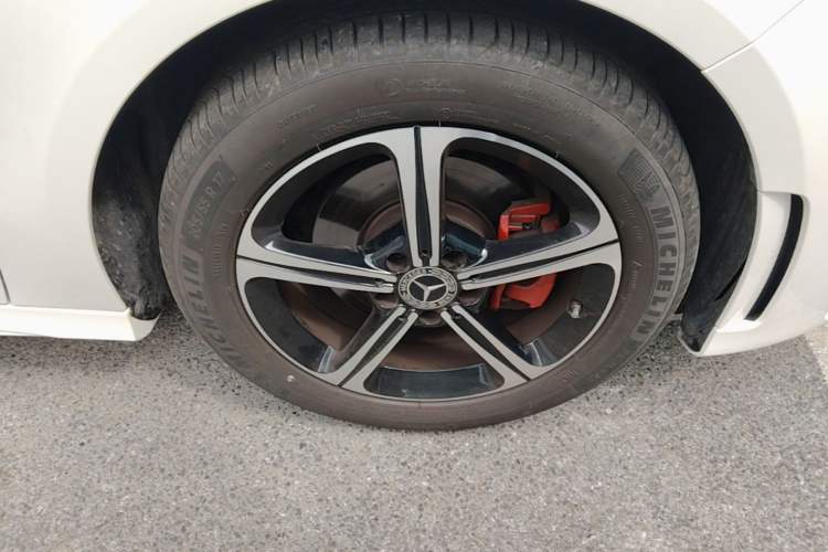 Used Mercedes-Benz A-Class 2022 Second Facelift A 200 L Sport Sedan Fashion Version Right Front Wheel Hub