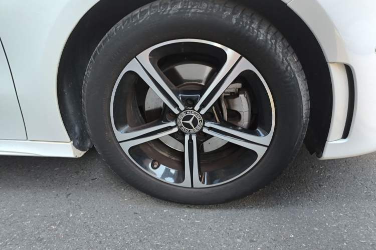 Used Mercedes-Benz A-Class 2022 A 200 L Sport Sedan Fashion Model Right Front Wheel Hub