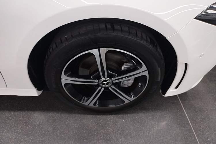 Used Mercedes-Benz A-Class 2022 Revised Version A 200 L Sport Sedan Fashionable Style Right Front Wheel Hub