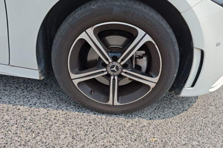 Used Mercedes-Benz A-Class 2022 Revised Version A 200 L Sport Sedan Fashionable Style Right Front Wheel Hub