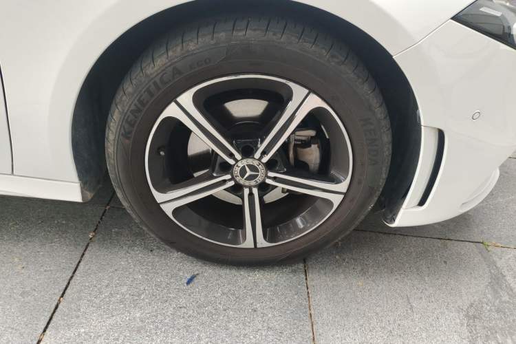 Used Mercedes-Benz A-Class 2022 Revised Version A 200 L Sport Sedan Fashionable Style Right Front Wheel Hub