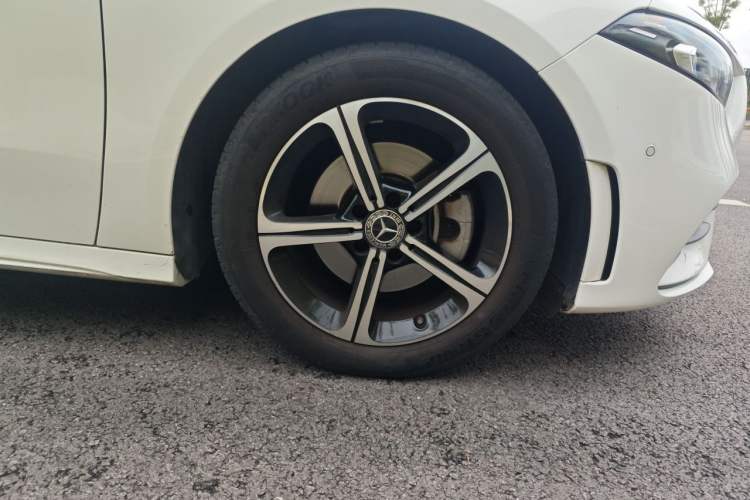 Used Mercedes-Benz A-Class 2022 Revised Version A 200 L Sport Sedan Fashionable Style Right Front Wheel Hub
