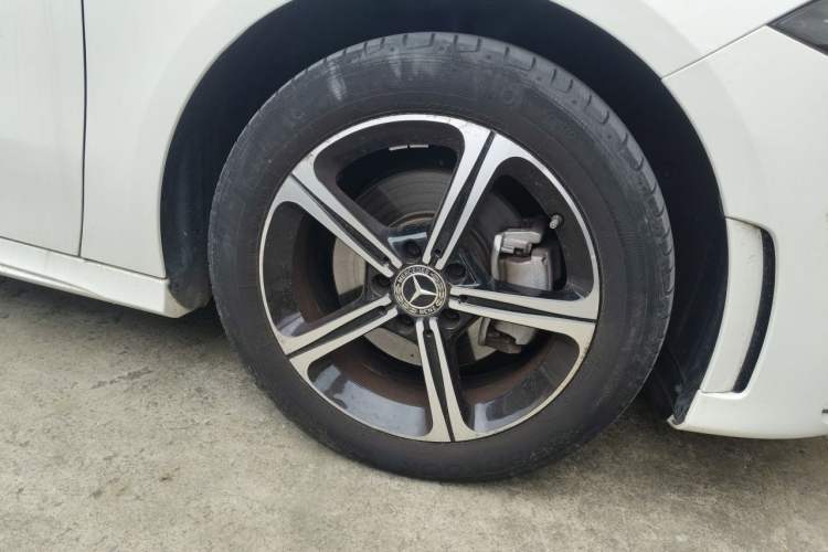 Used Mercedes-Benz A-Class 2022 Second Facelift A 200 L Sport Sedan Fashion Version Right Front Wheel Hub