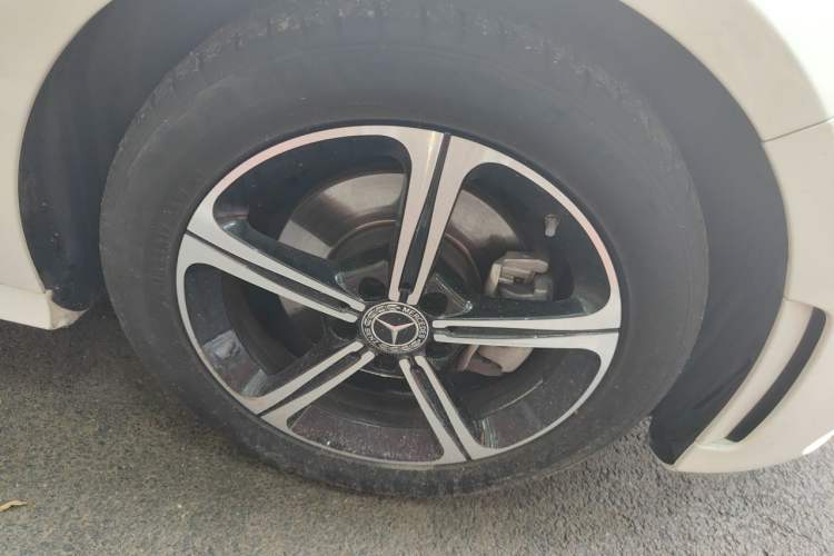 Used Mercedes-Benz A-Class 2022 Second Facelift A 200 L Sport Sedan Fashion Version Right Front Wheel Hub