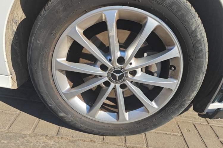Used Mercedes-Benz A-Class 2022 Second Facelift A 200 L Sport Sedan Fashion Version Right Front Wheel Hub