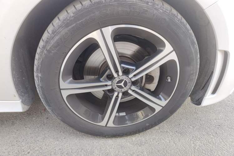 Used Mercedes-Benz A-Class 2022 Revised Version A 200 L Sport Sedan Fashionable Style Right Front Wheel Hub