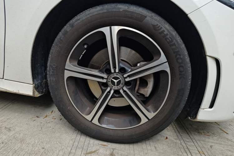Used Mercedes-Benz A-Class 2022 Second Facelift A 200 L Sport Sedan Fashion Version Right Front Wheel Hub