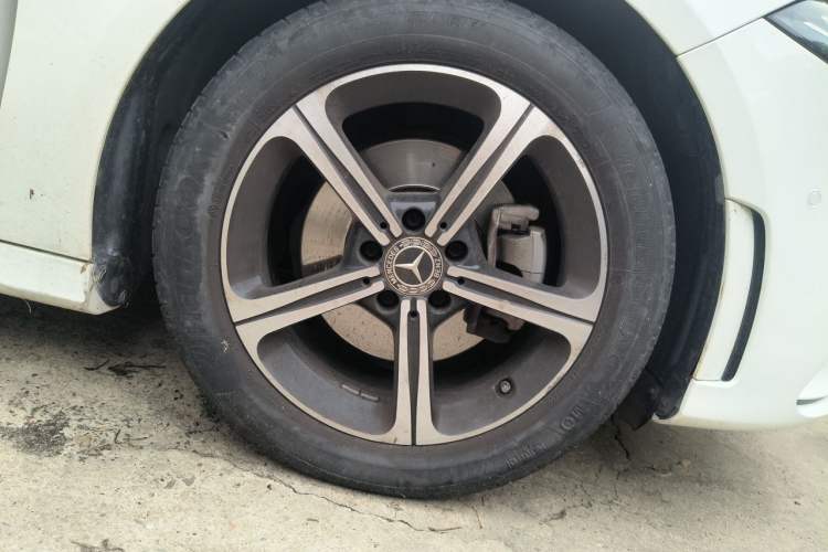 Used Mercedes-Benz A-Class 2022 Revised Version A 200 L Sport Sedan Fashionable Style Right Front Wheel Hub