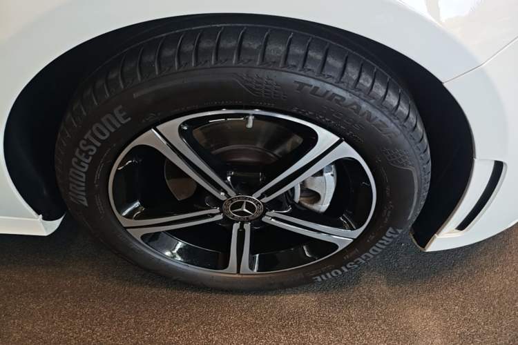 Used Mercedes-Benz A-Class 2022 Revised Version A 200 L Sport Sedan Fashionable Style Right Front Wheel Hub