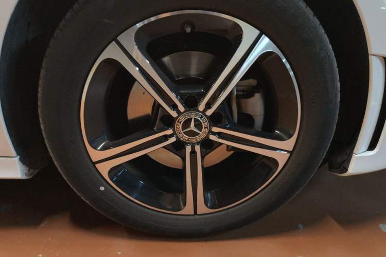 Used Mercedes-Benz A-Class 2022 Second Facelift A 200 L Sport Sedan Fashion Version Right Front Wheel Hub