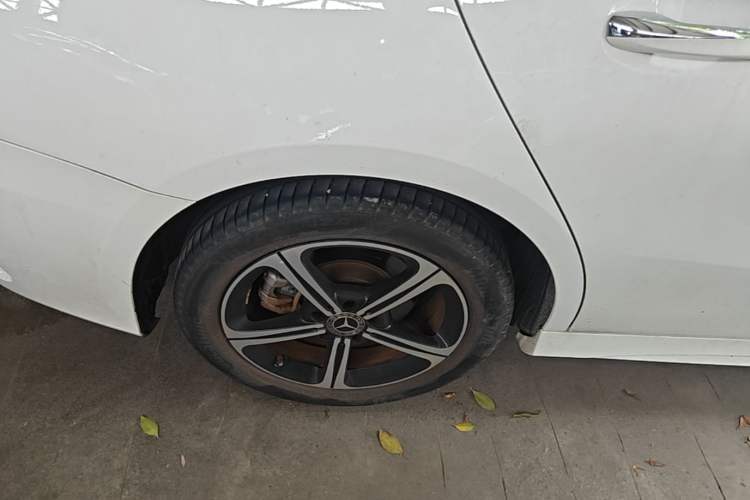 Used Mercedes-Benz A-Class 2022 Revised Version A 200 L Sport Sedan Fashionable Style Right Rear Wheel Hub