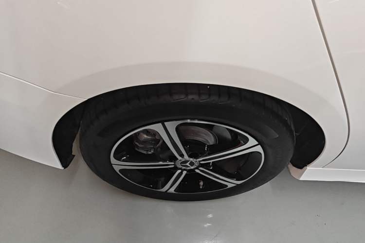 Used Mercedes-Benz A-Class 2022 Revised Version A 200 L Sport Sedan Fashionable Style Right Rear Wheel Hub