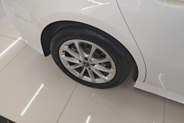 Used Mercedes-Benz A-Class 2022 Restyled A 200 L Sport Sedan Fashion Version Right Rear Wheel Hub