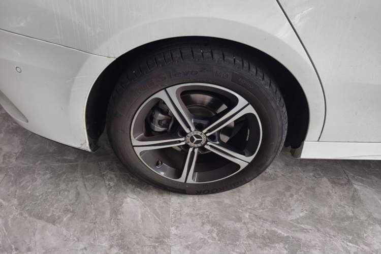 Used Mercedes-Benz A-Class 2022 Revised Version A 200 L Sport Sedan Fashionable Style Right Rear Wheel Hub