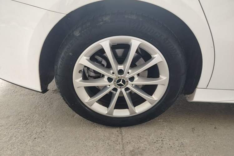 Used Mercedes-Benz A-Class 2022 Revised Version A 200 L Sport Sedan Fashionable Style Right Rear Wheel Hub