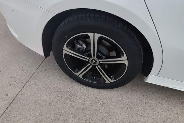 Used Mercedes-Benz A-Class 2022 Revised Version A 200 L Sport Sedan Fashionable Style Right Rear Wheel Hub