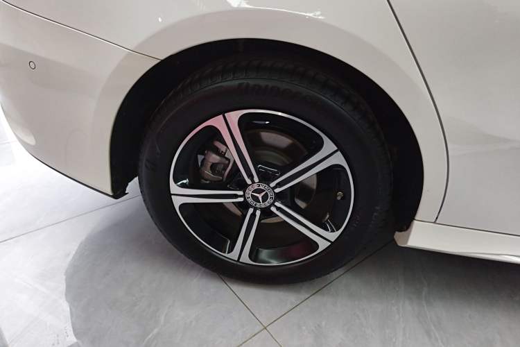 Used Mercedes-Benz A-Class 2022 Revised Version A 200 L Sport Sedan Fashionable Style Right Rear Wheel Hub