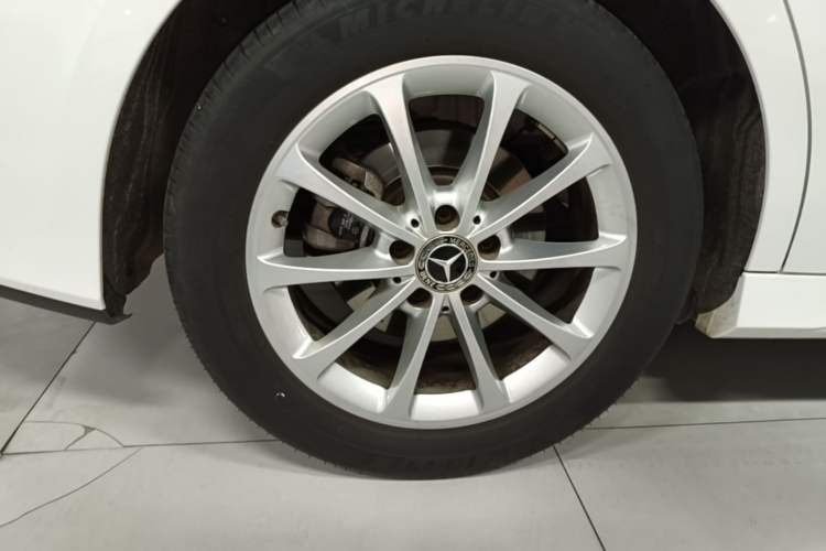 Used Mercedes-Benz A-Class 2022 Restyled A 200 L Sport Sedan Fashion Version Right Rear Wheel Hub