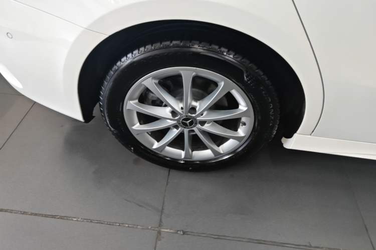 Used Mercedes-Benz A-Class 2022 Restyled A 200 L Sport Sedan Fashion Version Right Rear Wheel Hub
