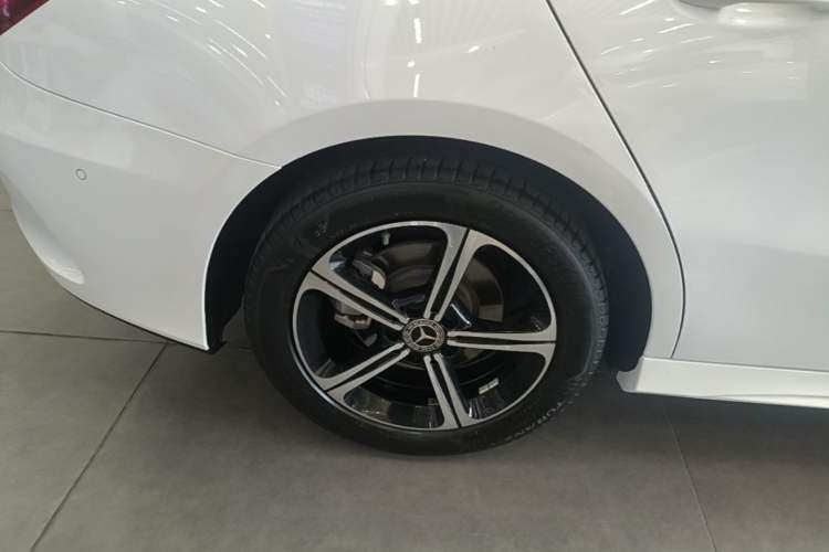 Used Mercedes-Benz A-Class 2022 Revised Version A 200 L Sport Sedan Fashionable Style Right Rear Wheel Hub