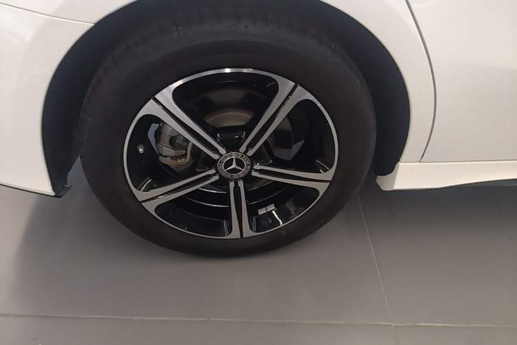 Used Mercedes-Benz A-Class 2022 Revised Version A 200 L Sport Sedan Fashionable Style Right Rear Wheel Hub