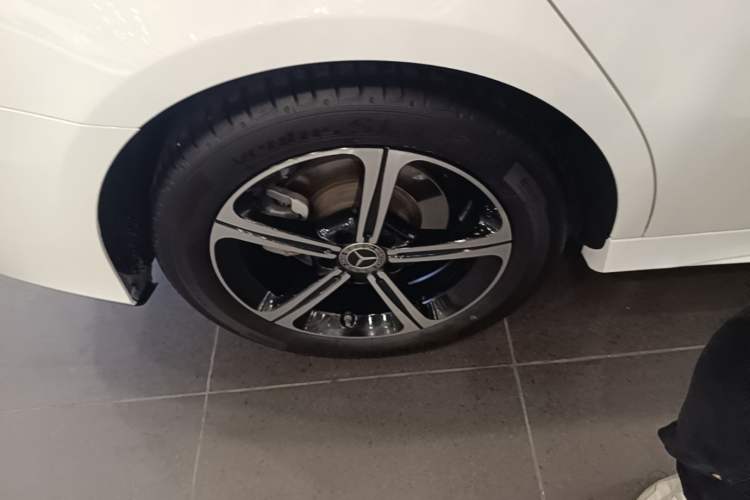 Used Mercedes-Benz A-Class 2022 Revised Version A 200 L Sport Sedan Fashionable Style Right Rear Wheel Hub