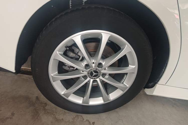 Used Mercedes-Benz A-Class 2022 Restyled A 200 L Sport Sedan Fashion Version Right Rear Wheel Hub