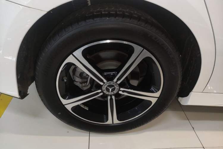 Used Mercedes-Benz A-Class 2022 Revised Version A 200 L Sport Sedan Fashionable Style Right Rear Wheel Hub